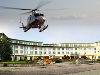 Helikopter hovrar ovanför hotell