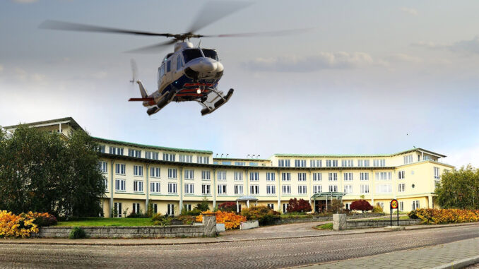 Helikopter hovrar ovanför hotell